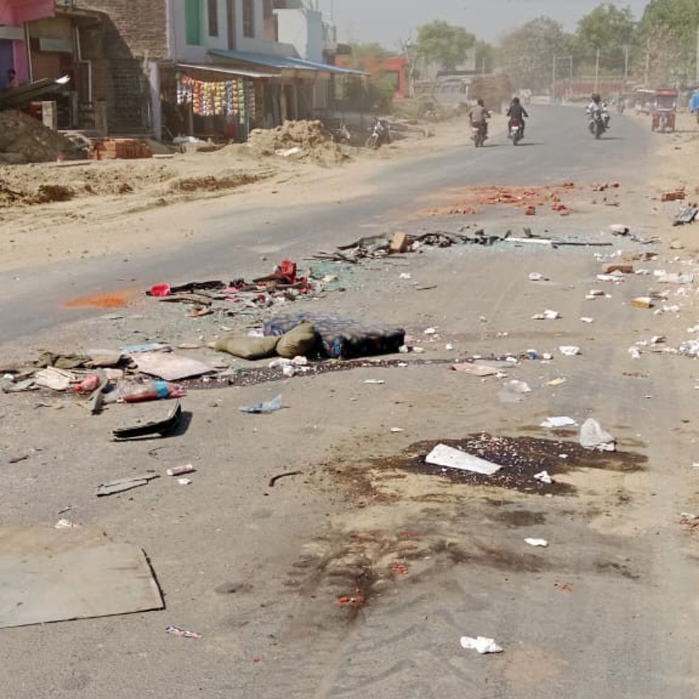 फतेहपुर में बस-ट्रक टक्कर, एक की मौत:बेंगलुरु से अजमेर शरीफ जा रही टूरिस्ट बस, दो घायल