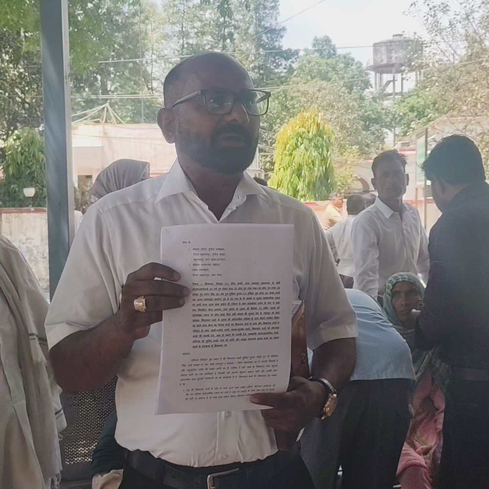 सहारनपुर में बाबा साहेब प्रतिमा पर विवादित बैनर पर विवाद:विरोध करने पर परिवार को जानलेवा धमकी, SSP से न्याय की गुहार