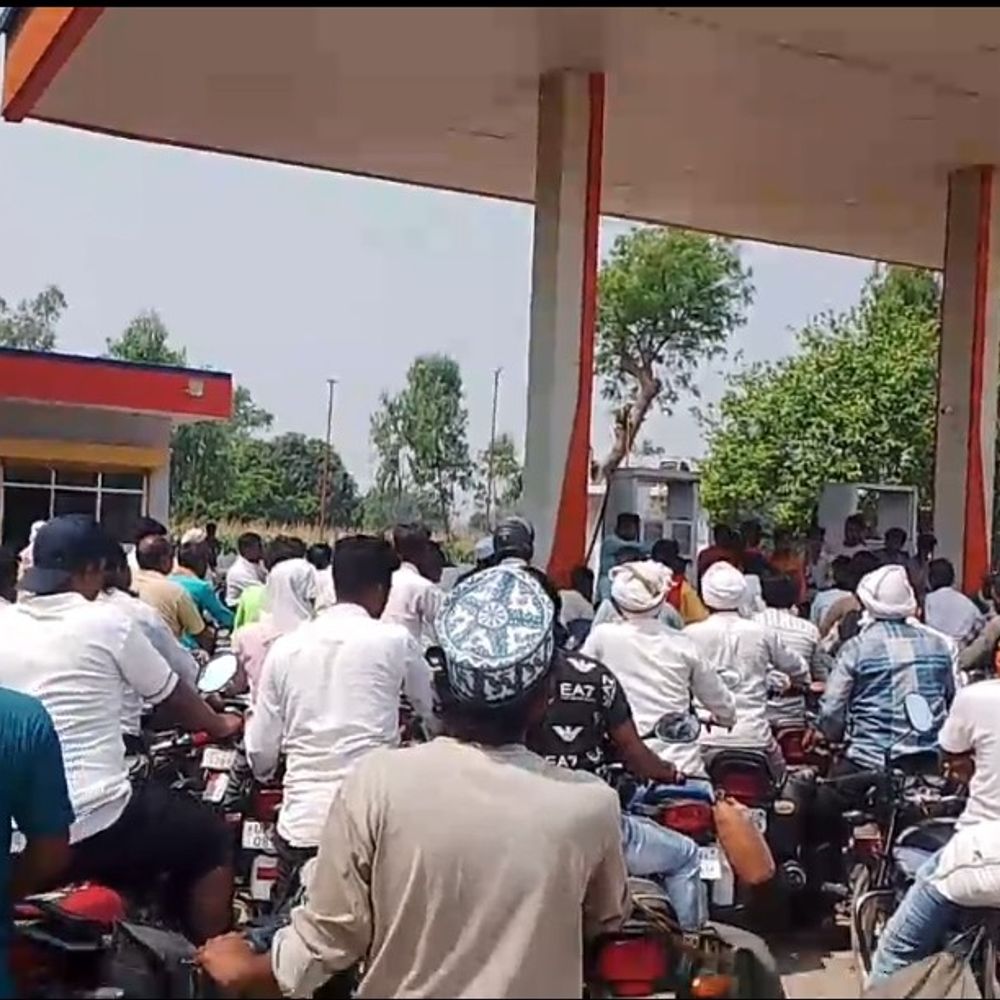बहराइच में पेट्रोल-डीजल की अफवाह:पंपों पर उमड़ी भीड़, आपूर्ति अधिकारी ने की अपील