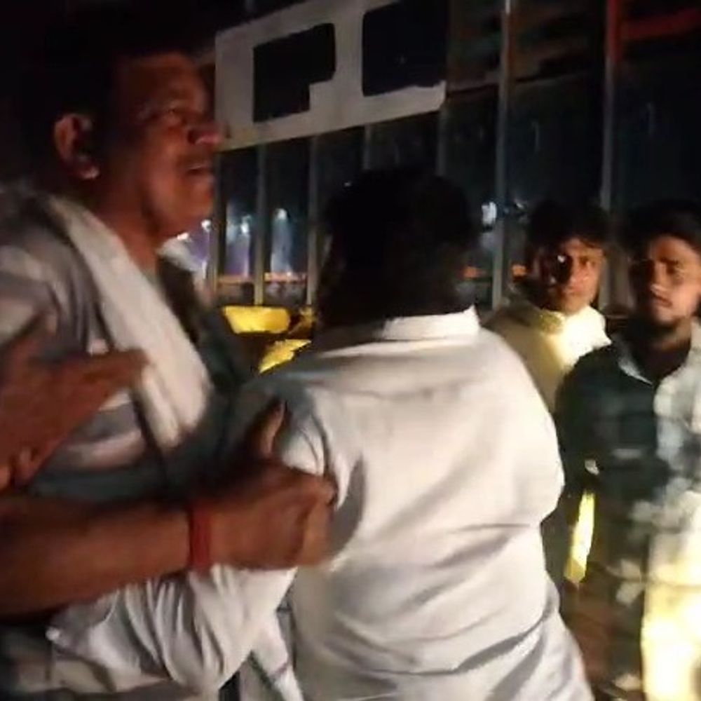 उन्नाव में फल विक्रेता-ग्राहक भिड़े, VIDEO:पैसों के विवाद में हुई मारपीट, बीच रोड जमकर चले लात-घूंसे, पुलिस तलाश में जुटी