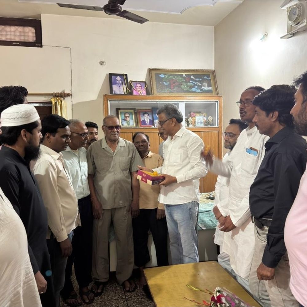 बुलंदशहर हाईस्कूल टॉपर लक्ष्य भाटी सम्मानित:कांग्रेस नेताओं ने बुके भेंटकर टॉपर को मिठाई खिलाई