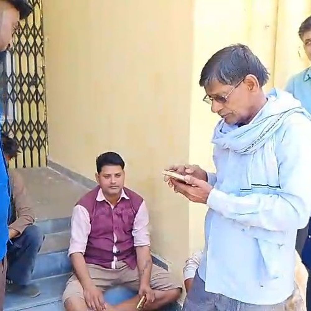 उन्नाव में ऑटो चालक का शव फांसी पर लटका मिला:परिवार का इकलौता सहारा था ऑटो चालक, पुलिस जांच में जुटी