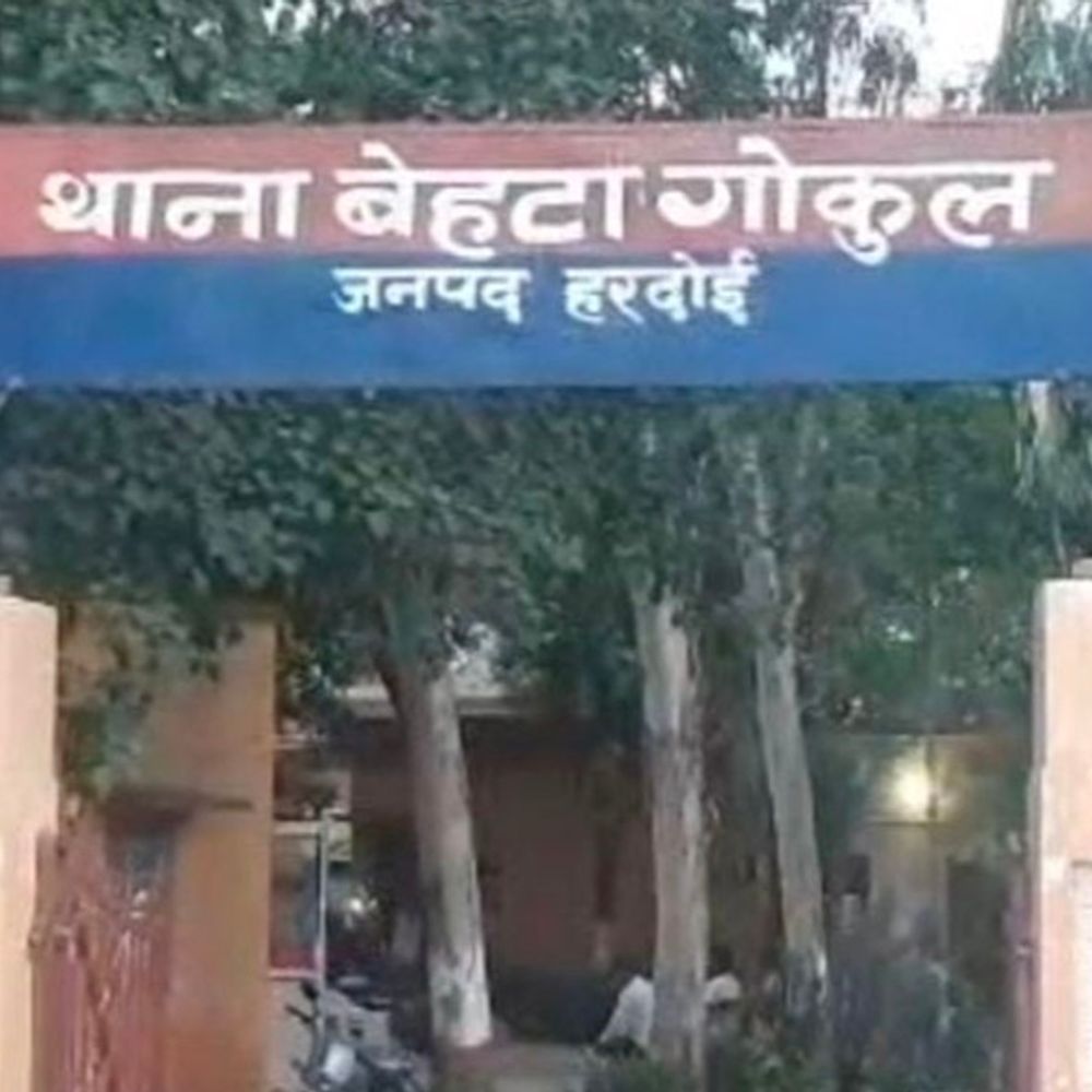 ग्रामीण तमंचे के साथ आरोपी को पकड़कर थाने लाए:हरदोई में आर्म्स एक्ट के तहत मुकदमा दर्ज