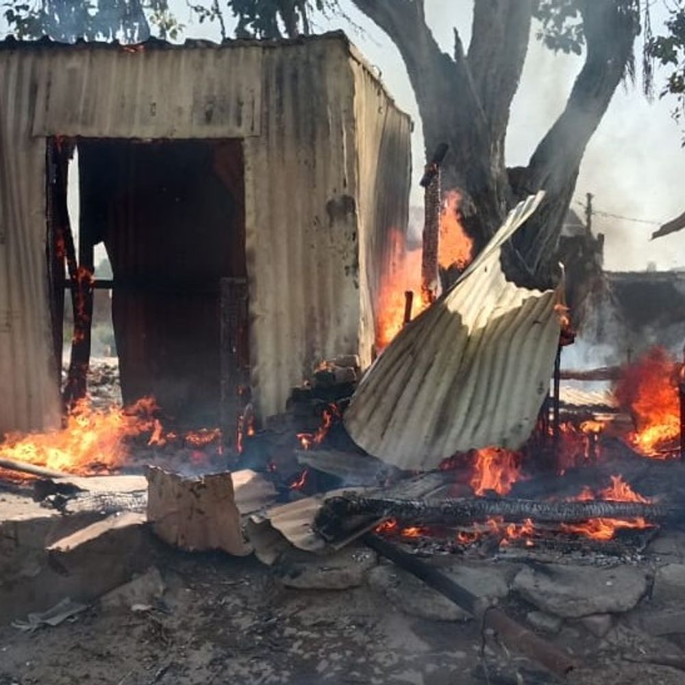 कूड़े के ढेर की आग से 2 दुकानें जली, VIDEO:संभल में मिठाई और कपड़े की दुकान में 25 हजार रुपए का नुकसान