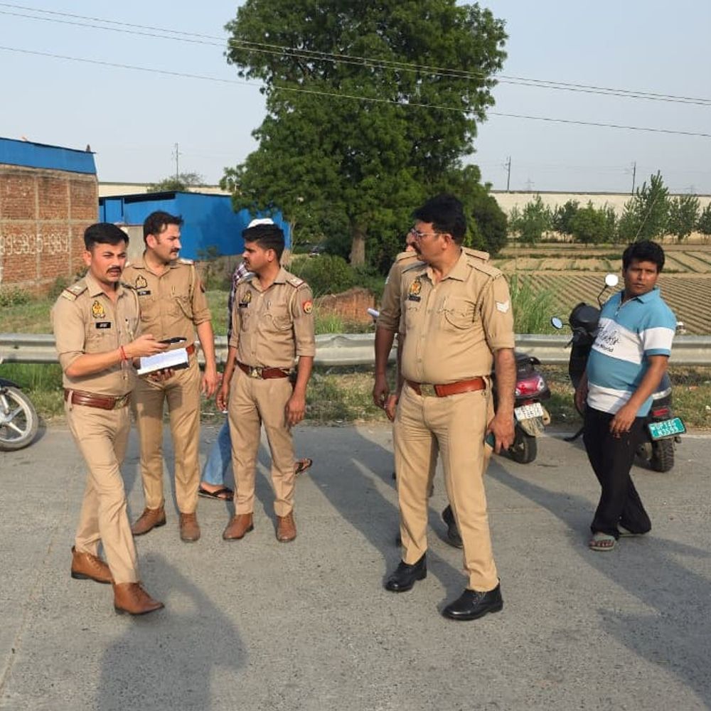 हापुड़ में सड़क हादसे में दो महिलाओं की मौत:तेज रफ्तार कार ने ऑटो का इंतजार कर रही सवारियों को कुचला, तीन घायल