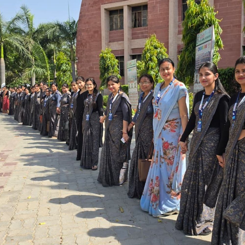 सुदिती ग्लोबल एकेडमी में नारी शक्ति वंदन मानव श्रृंखला:महिला सशक्तिकरण और सुरक्षा हेतु जागरूकता का संदेश दिया गया