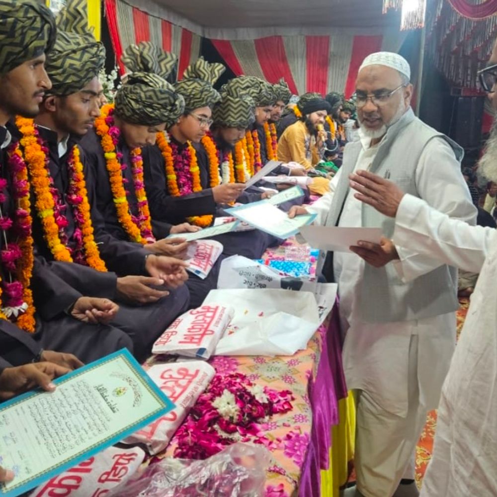 मदरसा रियाजुल उलूम में 13 बच्चों की दस्तारबंदी:जौनपुर में इस्लामी शिक्षा पूरी होने पर सम्मान समारोह आयोजित