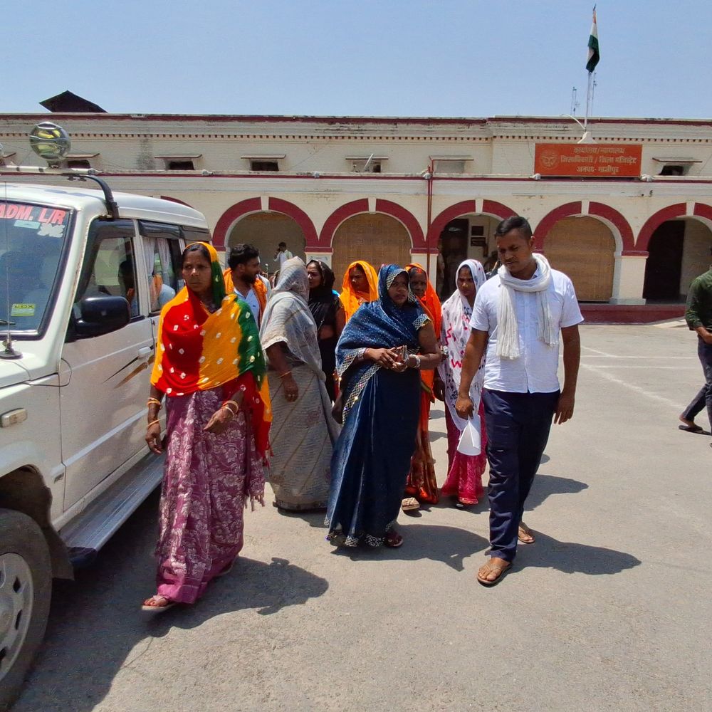 गाजीपुर में शराब दुकान का विरोध, VIDEO:महिलाओं ने DM को पत्रक सौंपकर हटाने की मांग की
