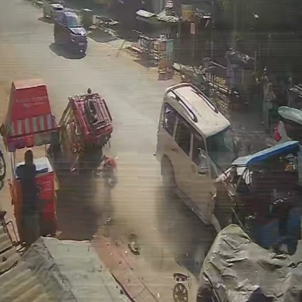 स्कॉर्पियो ने 500 मीटर में 10 लोगों को मारी टक्कर:महिला की हालत गंभीर, घटना सीसीटीवी में कैद; ड्राइवर हिरासत में