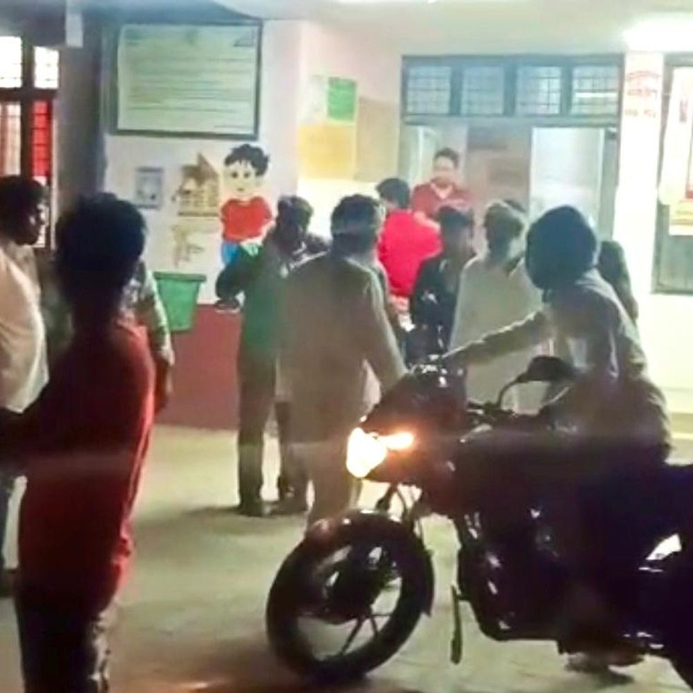 बाराबंकी में डीजे पर गाना बदलने को लेकर मारपीट:युवक पर बांके से हमला, गंभीर हालत में लखनऊ रेफर