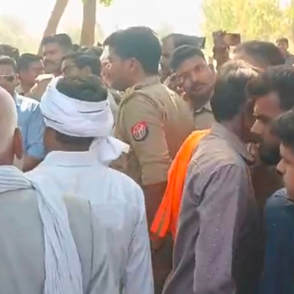 दमघुटने से मौत के मामले में परिजनों ने किया प्रदर्शन:हरदोई में मुआवजा और कार्रवाई की मांग, सड़क जाम करने की कोशिश