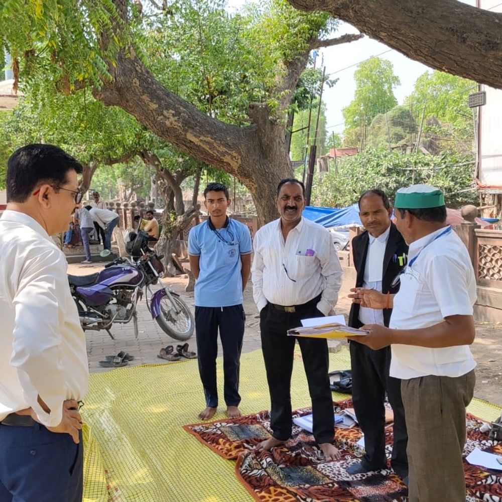 सुल्तानपुर में SHO के खिलाफ किसान कल्याण एसोसिएशन का धरना:पुलिस पर पक्षपात का आरोप, तिकोनिया पार्क में प्रदर्शन