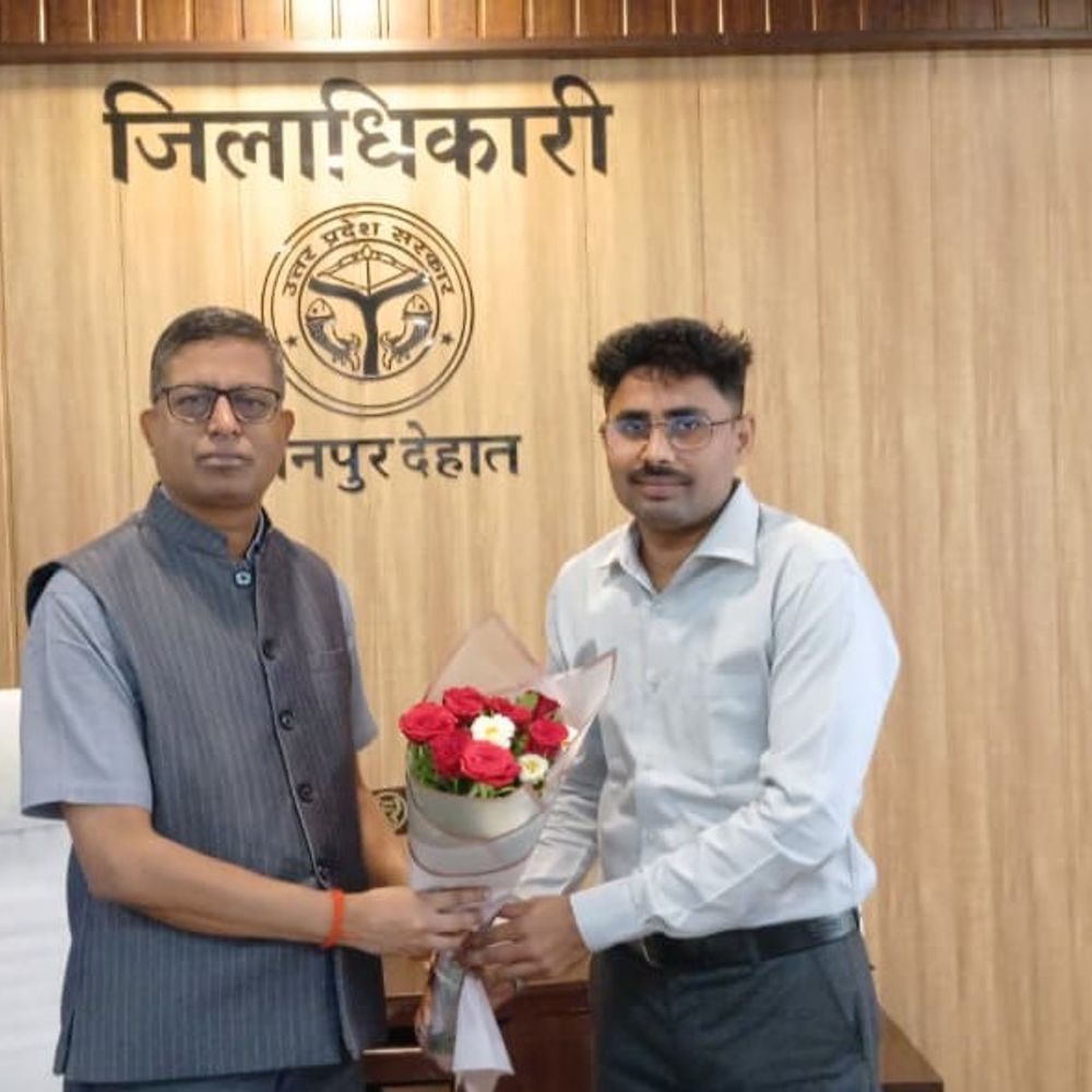 लेखपाल से जेल अधीक्षक बने अविनाश मिश्रा:कानपुर देहात में डीएम कपिल सिंह से की शिष्टाचार भेंट