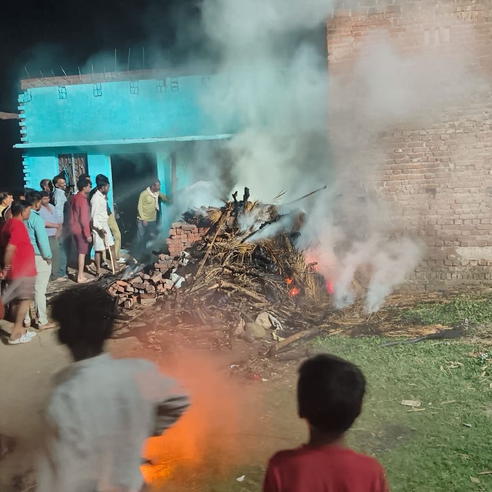 बेटे ने पिता को कमरे में बंद कर ताला लगाया:पीलीभीत में घर के बाहर झोपड़ी में लगाई आग, ग्रामीणों ने बुजुर्ग की जान बचाई