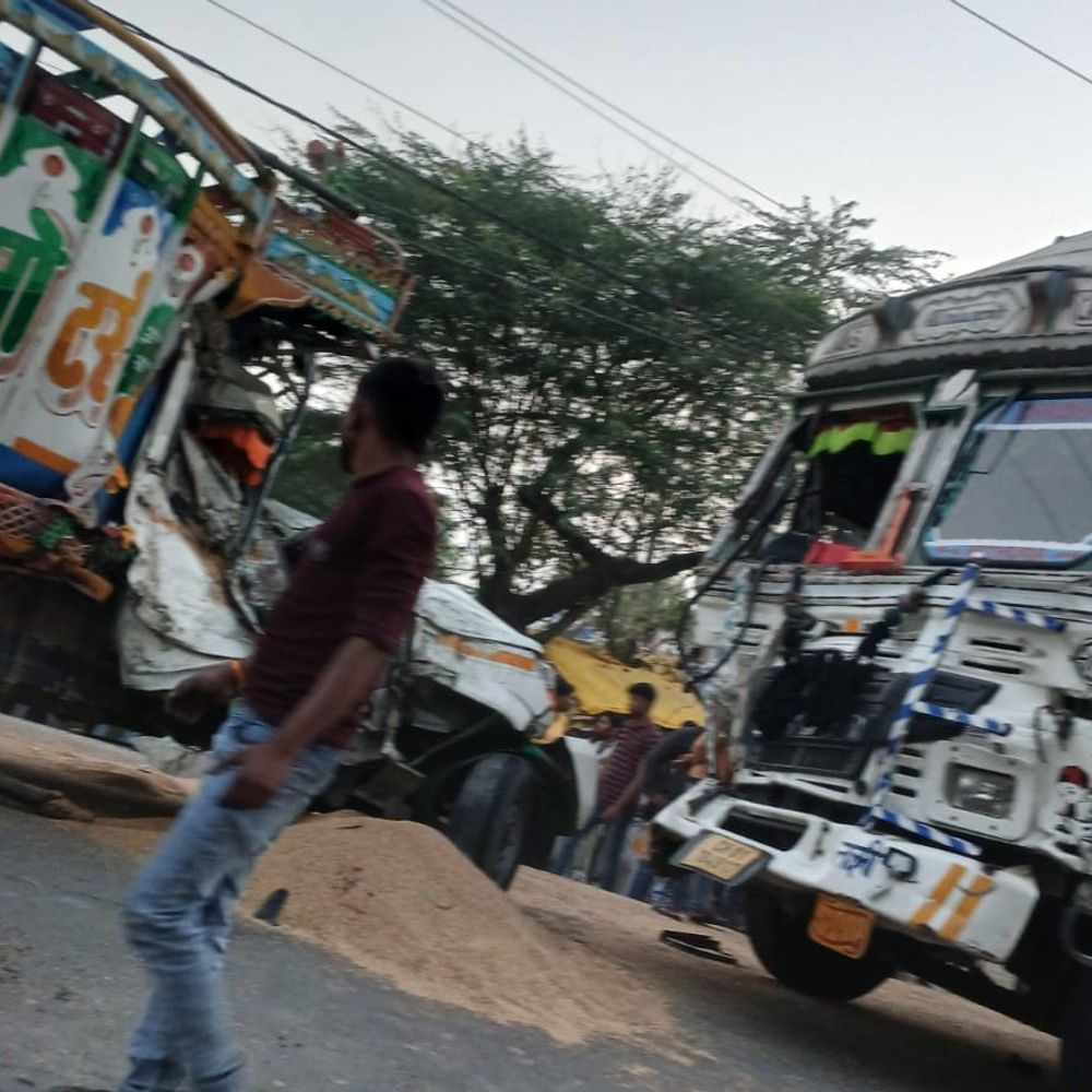 एटा में पिकअप-ट्रक भिड़ंत, ड्राइवर की मौत:4 लोग घायल, मेडिकल कॉलेज रेफर; पुलिस ने वाहनों को सड़क से हटवाया