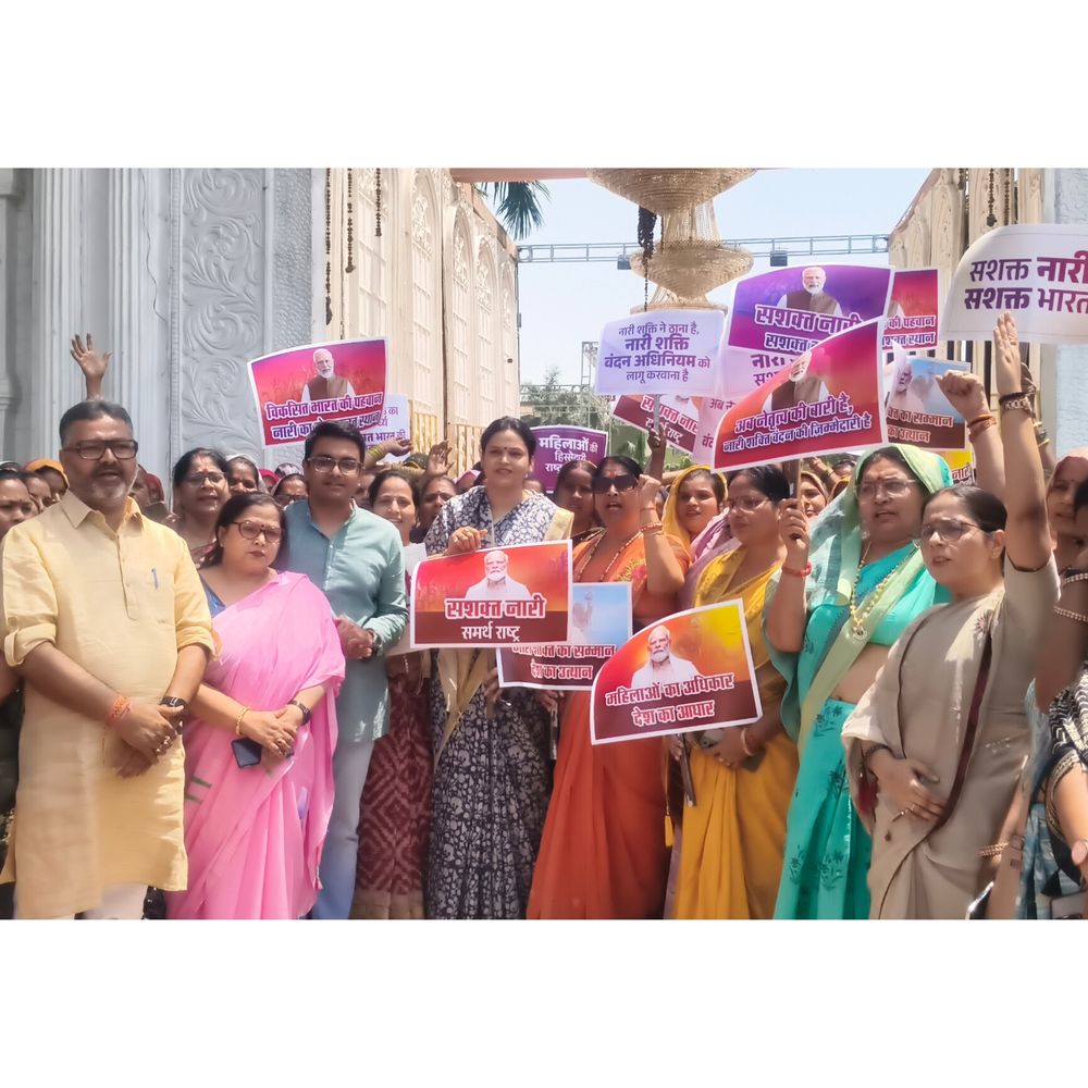 ग्वालियर रोड पर मानव श्रृंखला बनाकर किया समर्थन:नारी शक्ति वंदन अधिनियम पर आगरा में महिलाओं ने जताया आभार