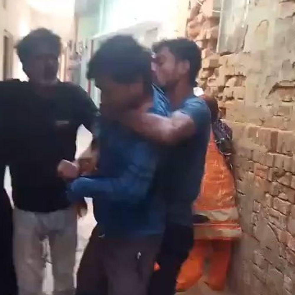 सीतापुर में पुरानी रंजिश में घर में घुसकर मारपीट:पड़ोसी युवकों पर लगा आरोप,महिला सहित तीन घायल,पुलिस जांच में जुटी