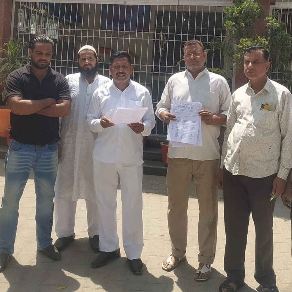 मुस्लिम रक्षा दल का डीएम ऑफिस पर प्रदर्शन:बिना सहमति लगे स्मार्ट मीटर हटाने और समस्याओं के समाधान की मांग