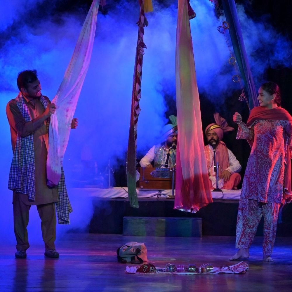 प्रयागराज में 'कनक दी बल्ली' ने उजागर किए टूटते रिश्ते:बैसाखी महोत्सव में लालच और नशे की कहानी का मंचन