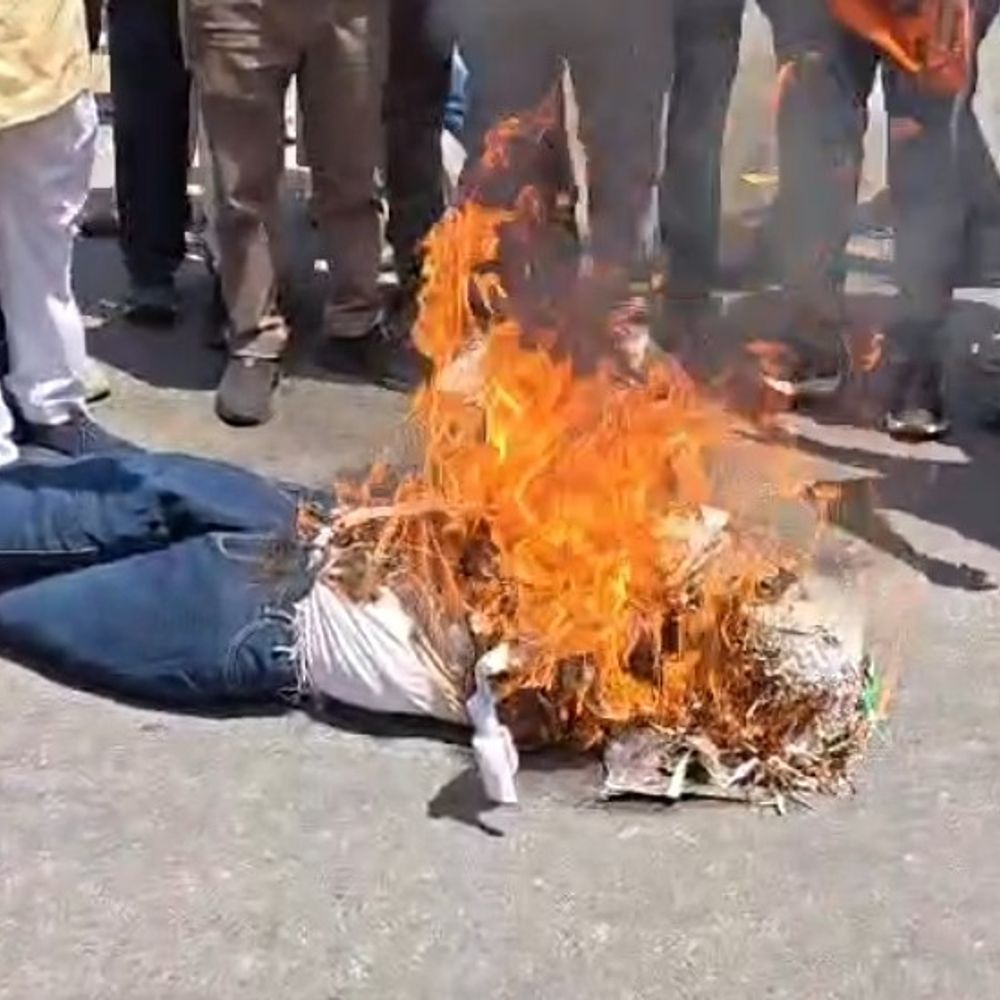 मुरादाबाद में बजरंग दल का प्रदर्शन:नासिक में हुए लव जिहाद के विरोध में पुतला फूंका, नारे लगाए