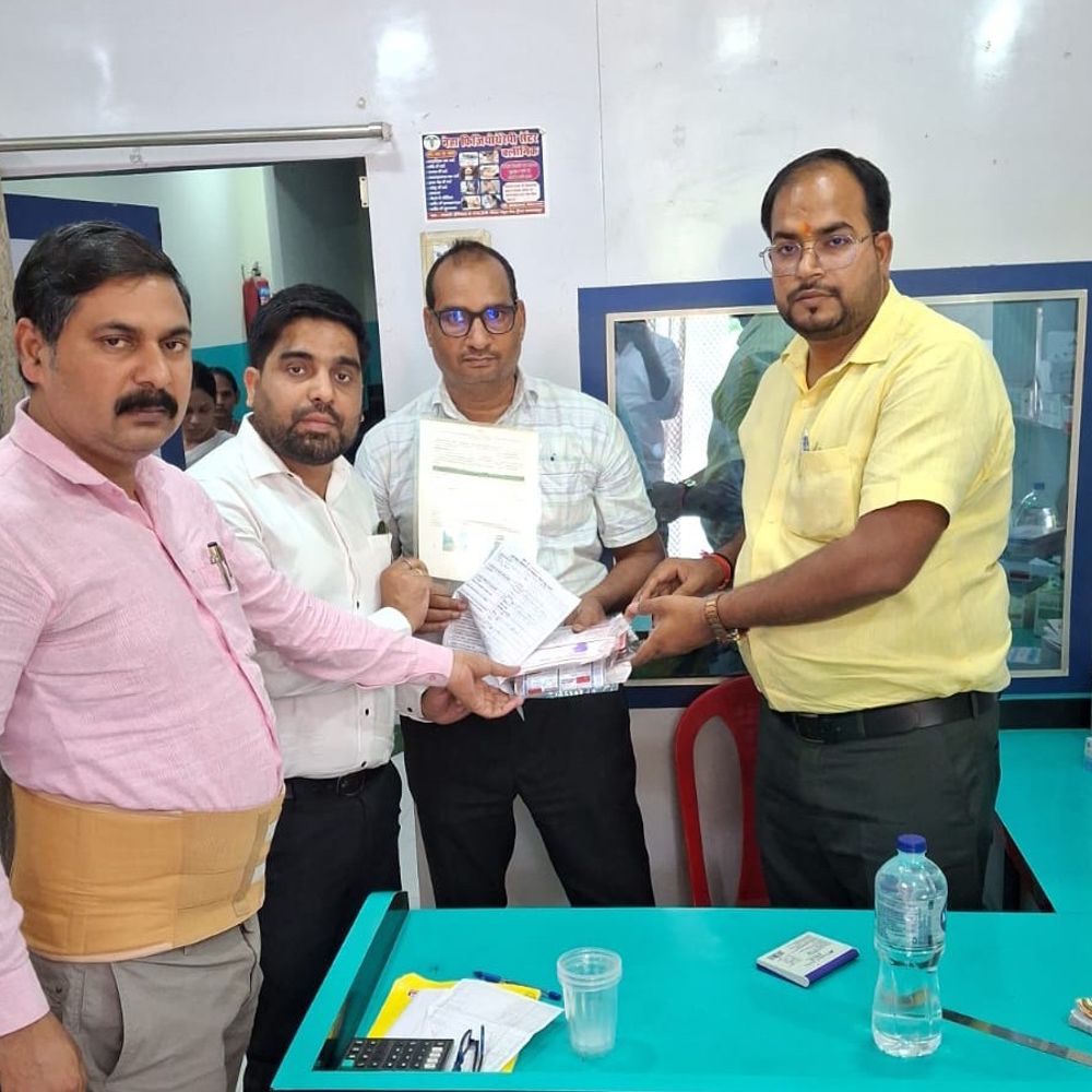 जौनपुर में शक्ति हॉस्पिटल के अवैध स्टोर पर छापा:औषधि विभाग की टीम ने की कार्रवाई, 4 संदिग्ध नमूने जब्त