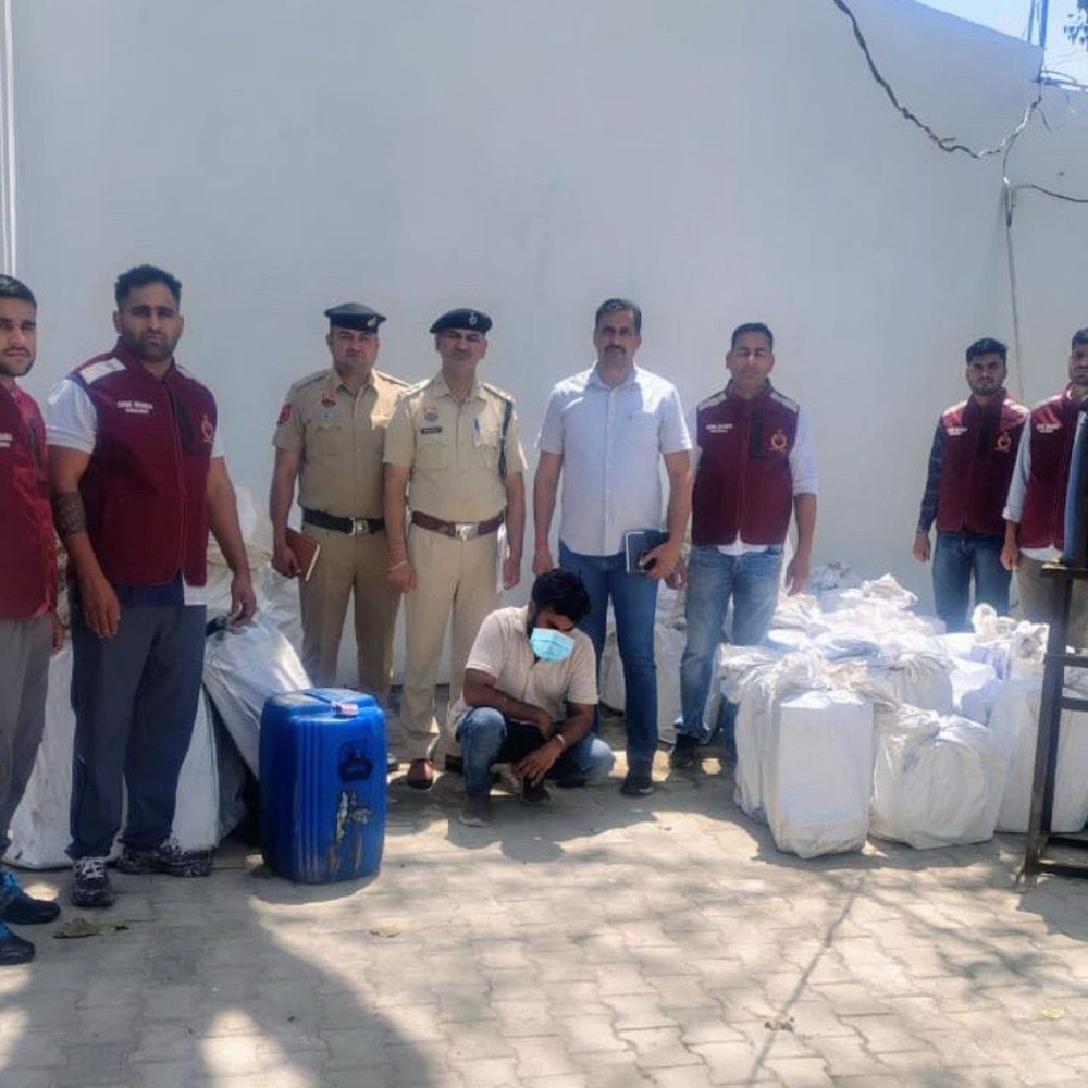 फरीदाबाद में नकली हार्पिक बनाने का भंडाफोड़:816 भरी हुई बोतल और कच्चा माल बरामद, यूपी का रहने वाला कर्मचारी अरेस्ट