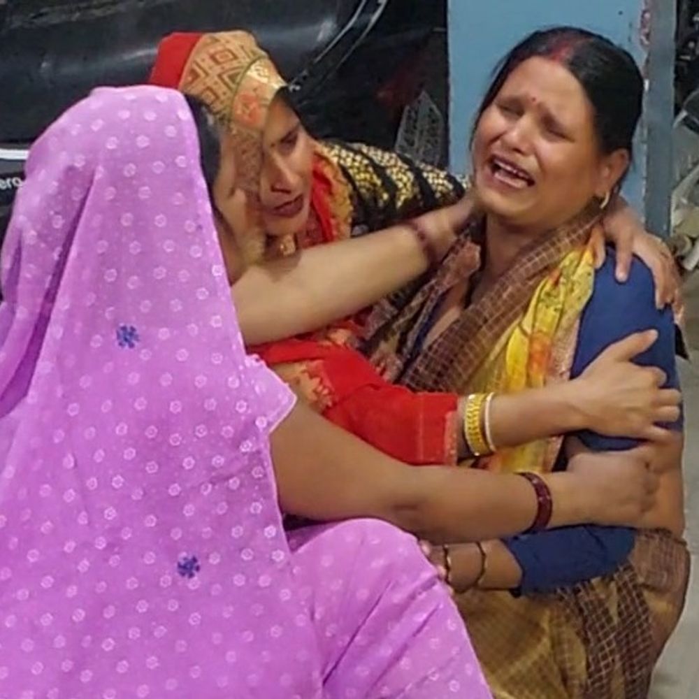 अज्ञात वाहन की टक्कर से पिता की मौत, बेटी घायल:पीलीभीत में बहन के घर से लौटते समय हुआ हादसा, जिला अस्पताल रेफर