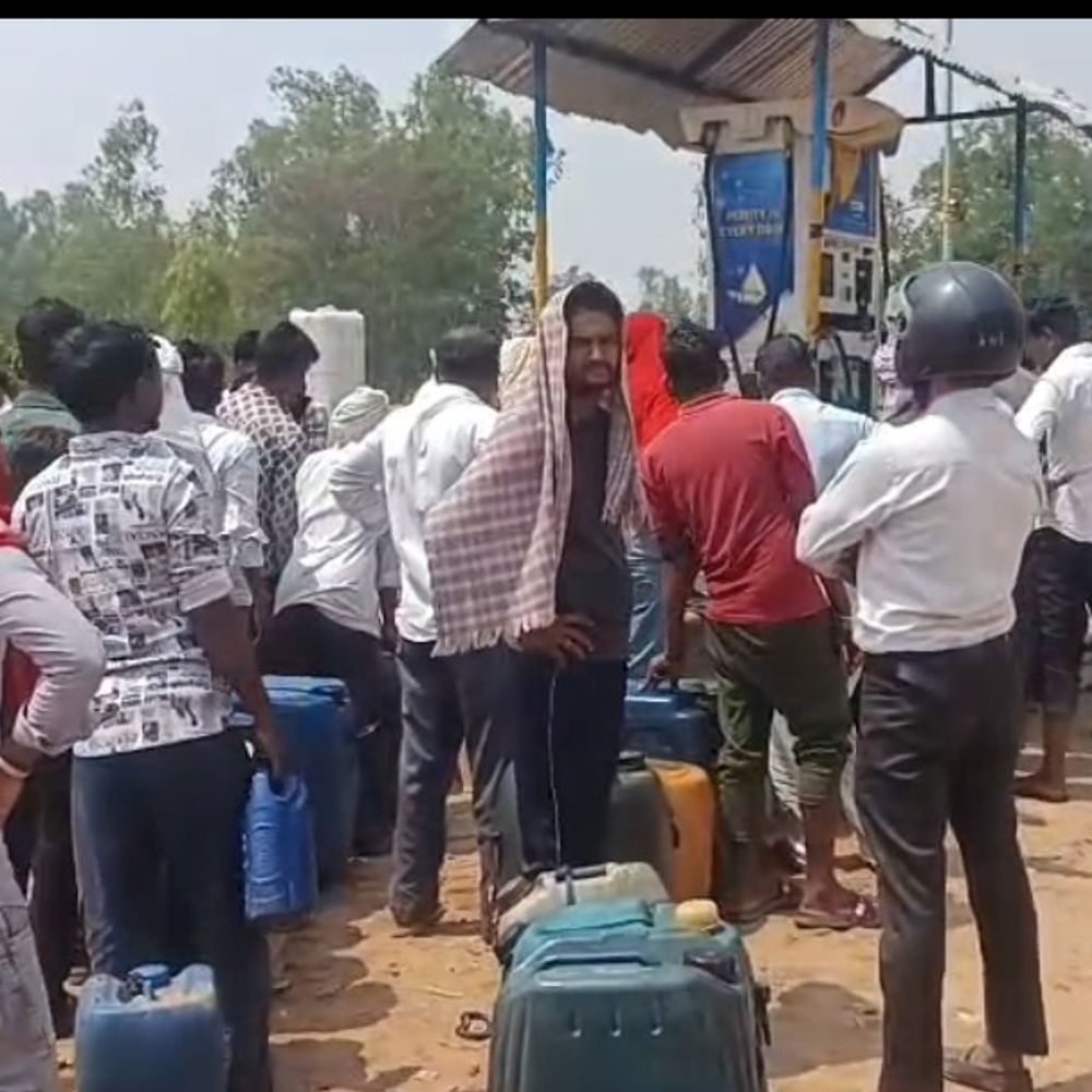 डीजल के लिए पेट्रोल पंपों पर किसानों की भीड़:श्रावस्ती में गेहूं की कटाई और मक्का की सिंचाई प्रभावित, खेती की रफ्तार पड़ रहीं धीमी