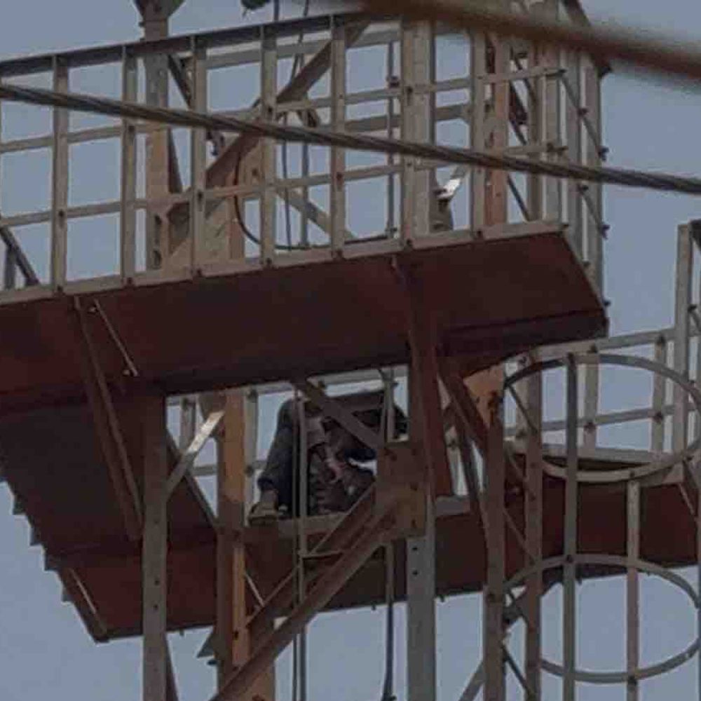 गोरखपुर में 100 फीट ऊंचे टावर पर चढ़ा युवक:इंस्टाग्राम पर डाली रील, गर्लफ्रेंड से ब्रेकअप हो गया…4 घंटे चला ड्रामा