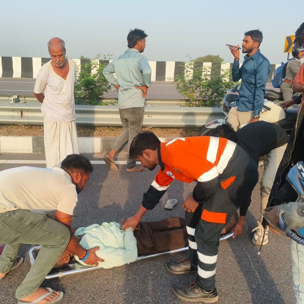कानपुर में बेकाबू बाइक डिवाइडर से टकराई, तीन की मौत:बच्ची घायल, जागरण से लौटते समय झपकी लगने से हुआ हादसा