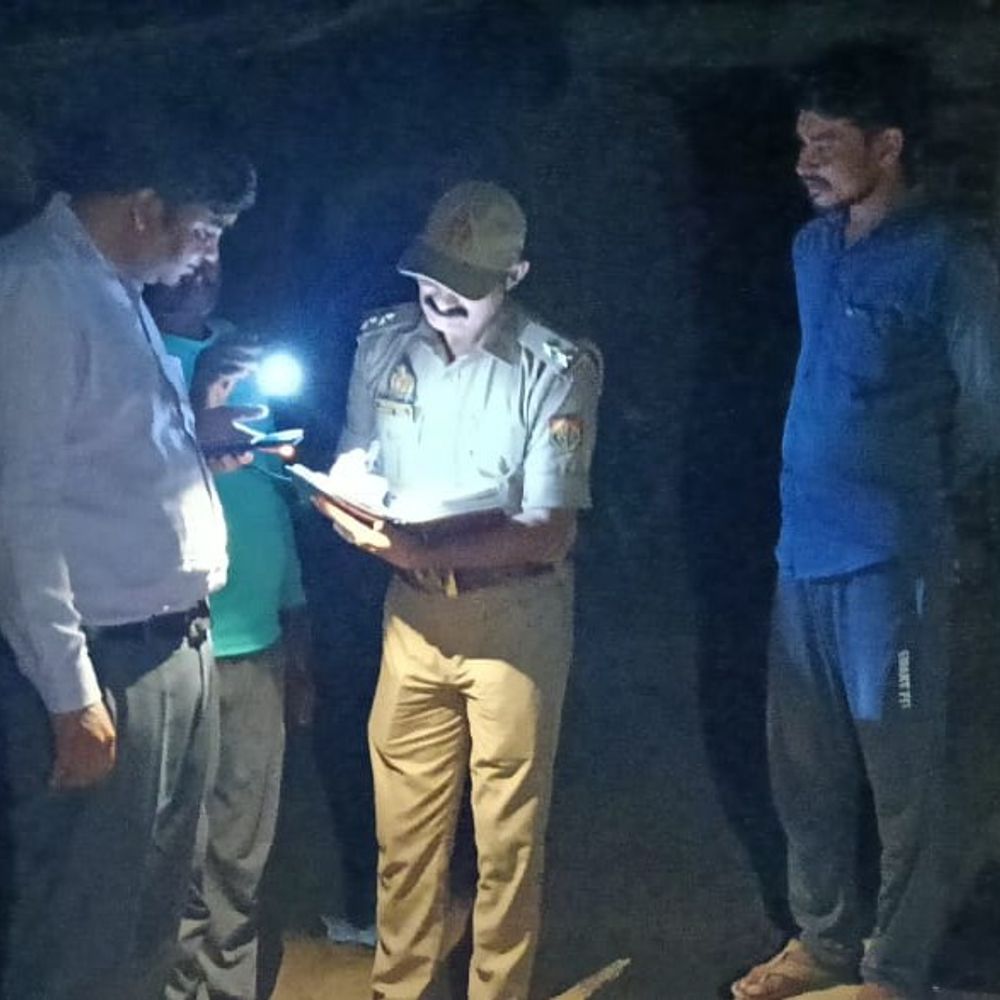 मोबाइल पर बात के बाद विवाहिता ने की आत्महत्या:घर में फंदे से लटकता मिला शव, जालौन पुलिस निकाल रही कॉल डिटेल्स