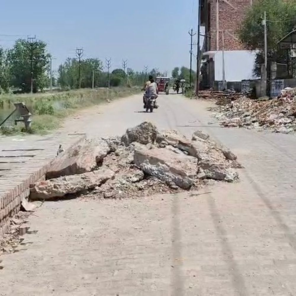 सड़क पर दो माह से पड़ा निर्माण मलबा:मुज़फ़्फ़रनगर में लोग फिसलकर गिर रहे, बड़े हादसे की आशंका, ग्रामीणों में आक्रोश