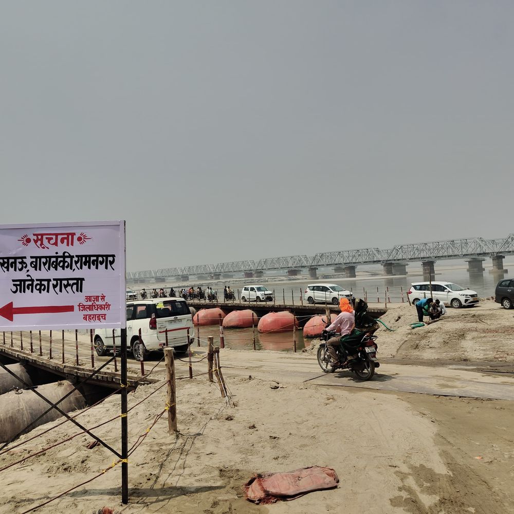 चौकाघाट पर पीपा पुल शुरू, छोटे वाहनों को राहत:बाराबंकी-बहराइच मार्ग पर मिली राहत, भारी वाहनों पर रोक जारी