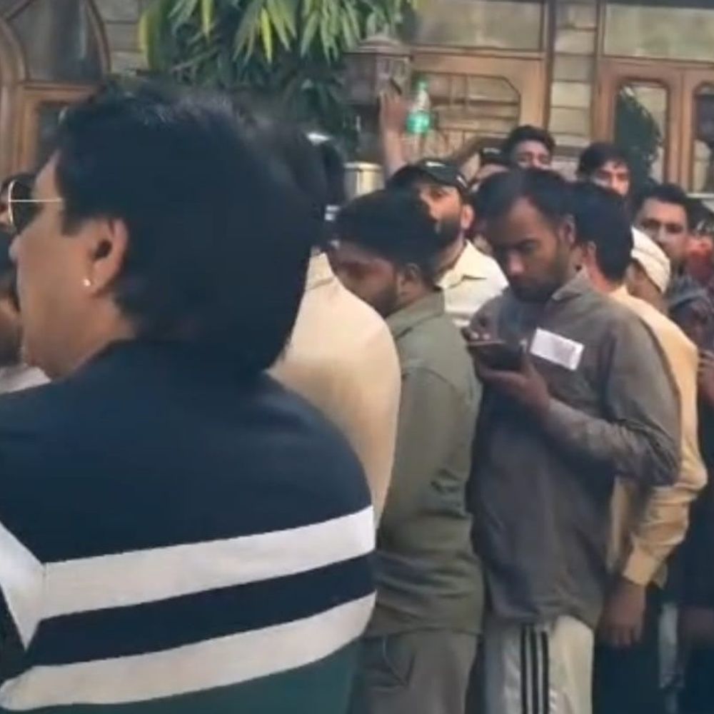 मेरठ में अमरनाथ यात्रा पंजीकरण शुरू:जम्मू-कश्मीर बैंक में उमड़ी श्रद्धालुओं की भीड़, पंजीकरण को लेकर हंगामा