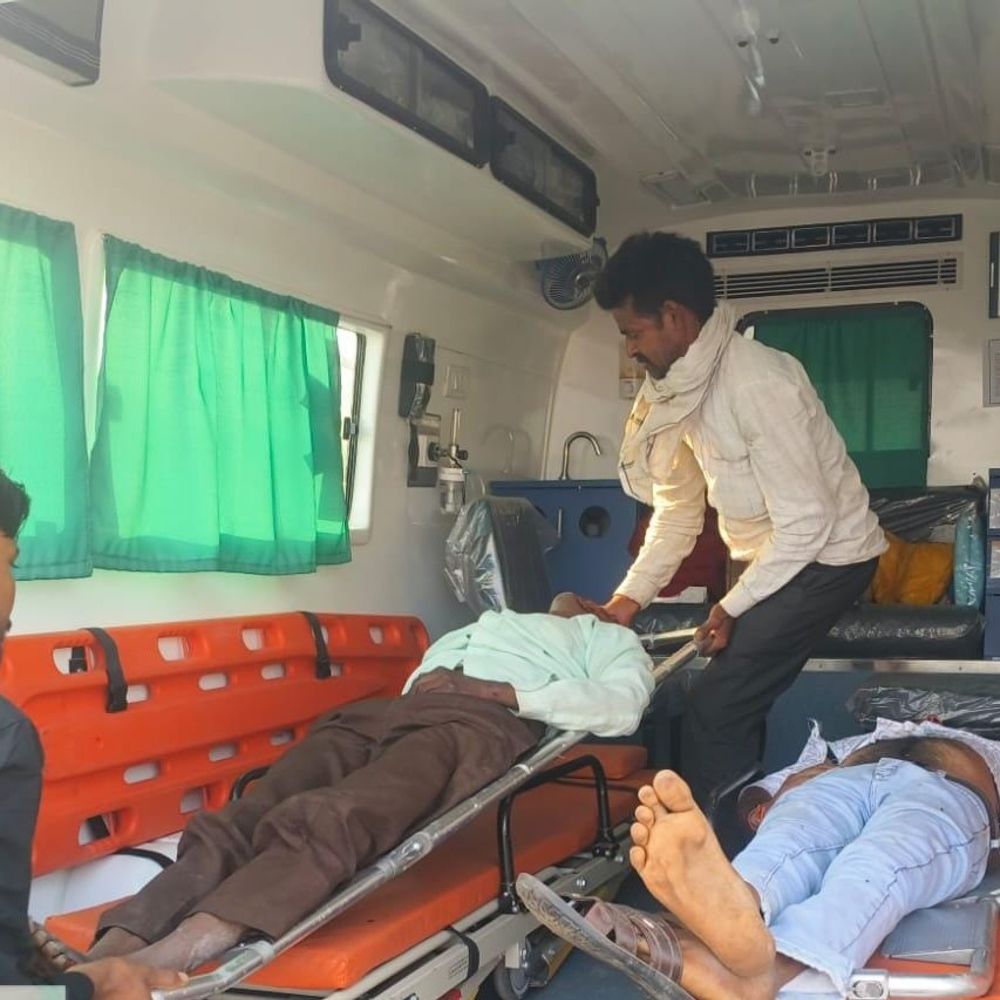 डिवाइडर से टकराई बाइक, 3 की मौत:कानपुर में जागरण से 4 लोग एक बाइक पर लौट रहे थे; झपकी आने से हादसा; बच्ची गंभीर