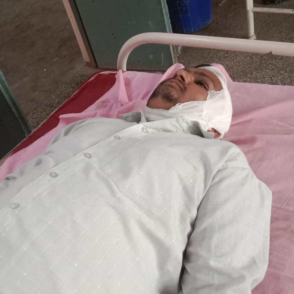 रजिस्ट्री कराकर लौट रहे भाइयों पर हमला, 85 हजार लूटे:एसपी से मेंहदावल पुलिस पर FIR नहीं लिखने का लगाया आरोप