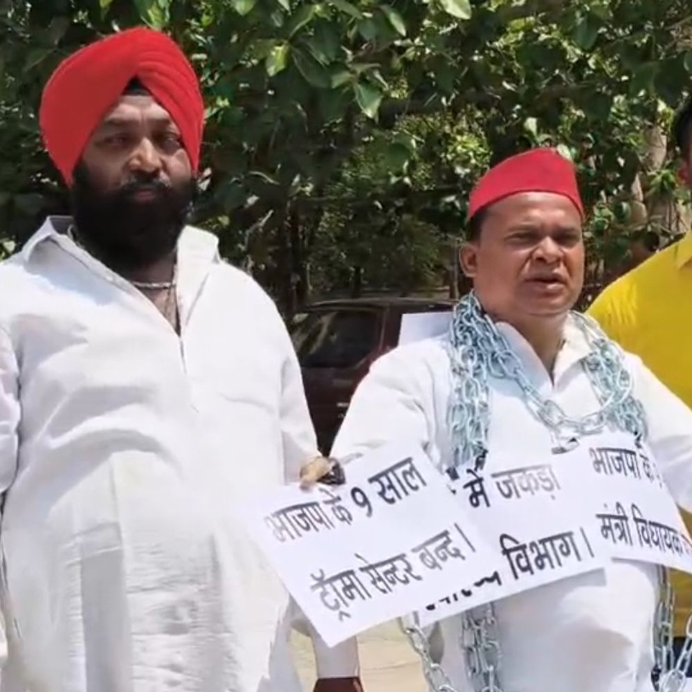 सपा कार्यकर्ताओं ने बेड़ियों में जकड़कर किया प्रदर्शन:सोनभद्र में बदहाल स्वास्थ्य-जल आपूर्ति पर जिलाधिकारी कार्यालय घेरा