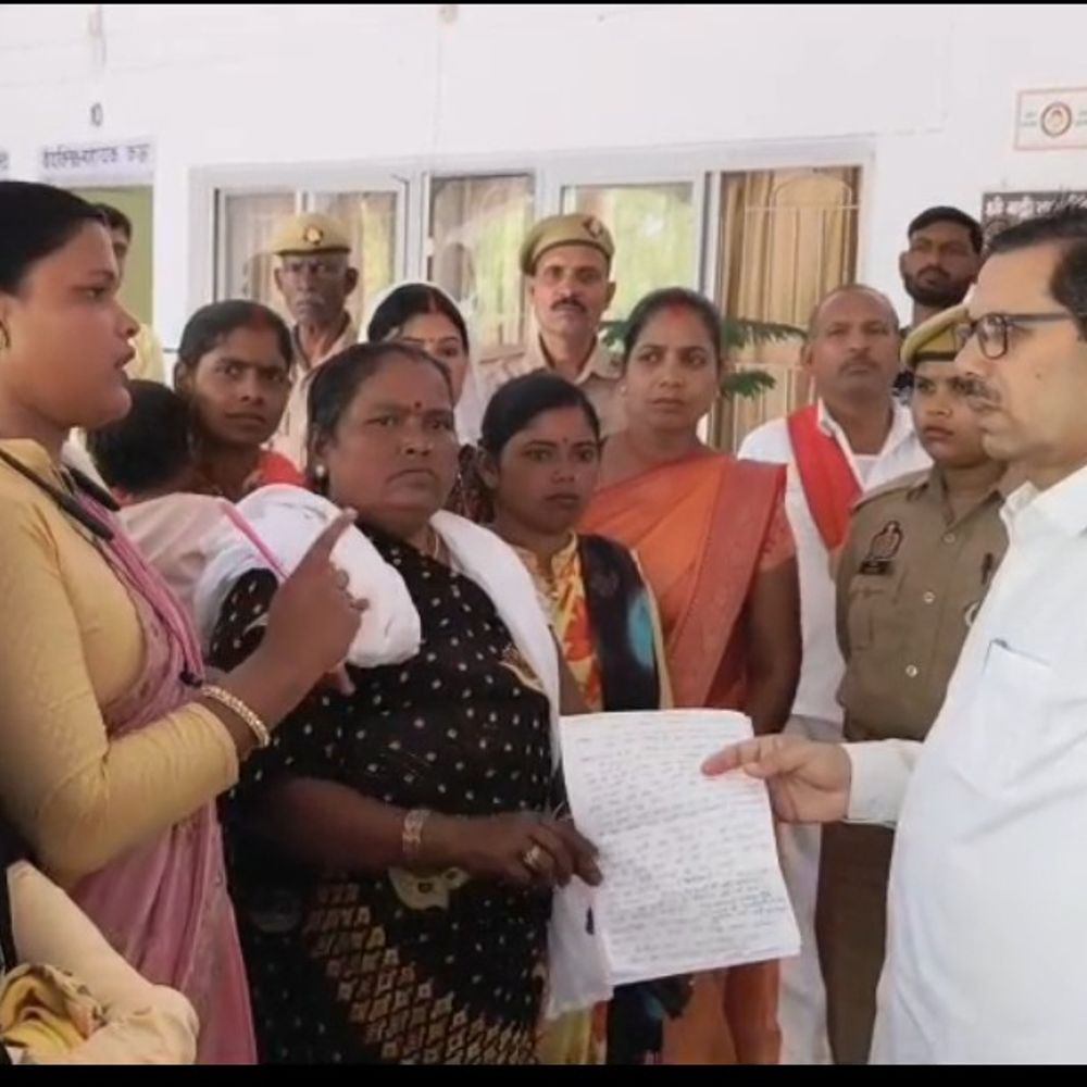 समूह सखियों ने जिलाधिकारी को ज्ञापन सौंपा:घोरावल में घोटाले की जांच में देरी पर कार्रवाई की मांग