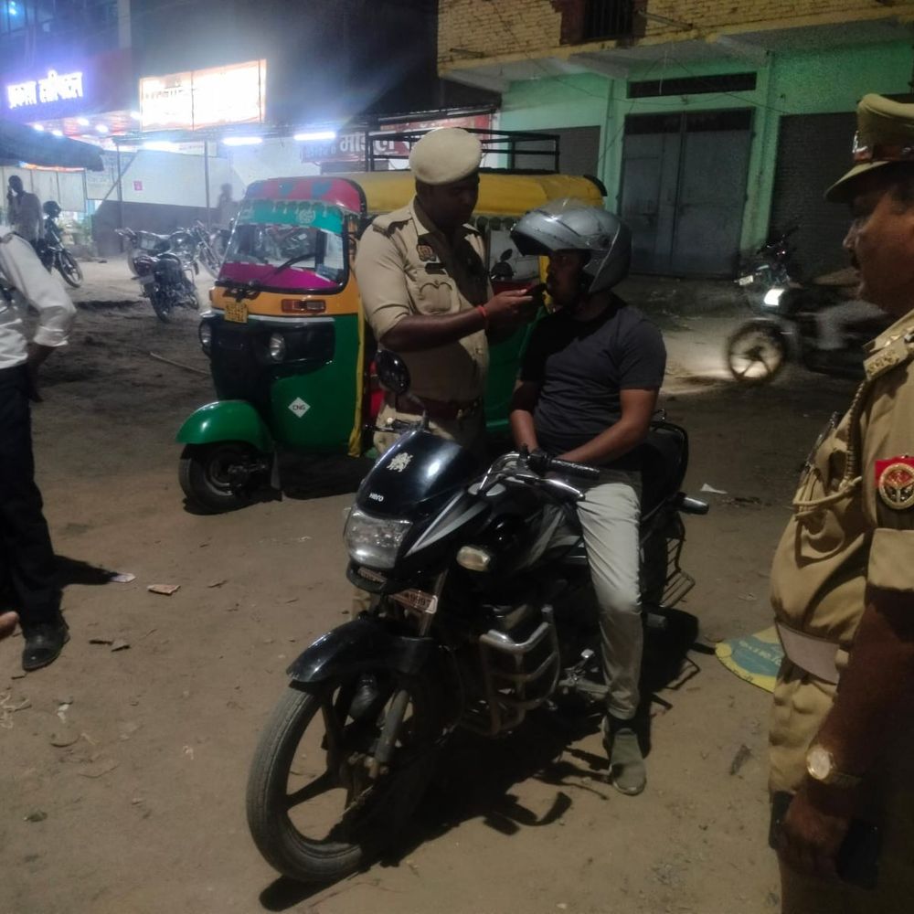 मऊ में 351 वाहनों का चालान, 2 गाड़ियां सीज:बिना हेलमेट-सीट बेल्ट, ओवरलोडिंग और डॉक्यूमेंट न होने पर कार्रवाई