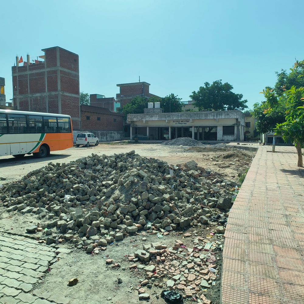 घाटमपुर बस स्टॉप सौंदर्यीकरण काम एक महीने से ठप:50 लाख की योजना अधूरी, मलबे के बीच यात्री परेशान