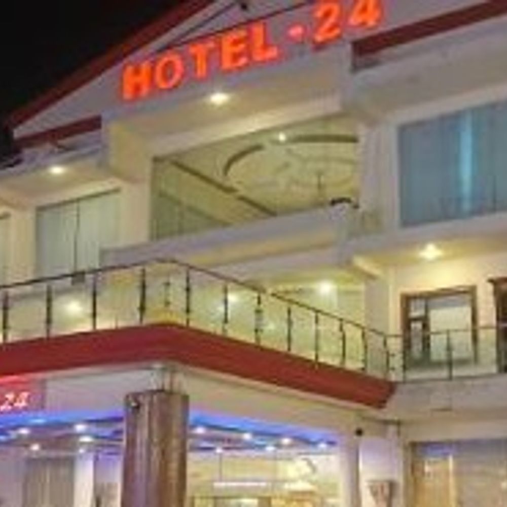 मुरादाबाद में होटल ड्राइव इन -24 पर GST की रेड:डॉक्टर ने लीज पर ले रखा है होटल, देर रात तक रिकॉर्ड खंगालती रहीं टीमें