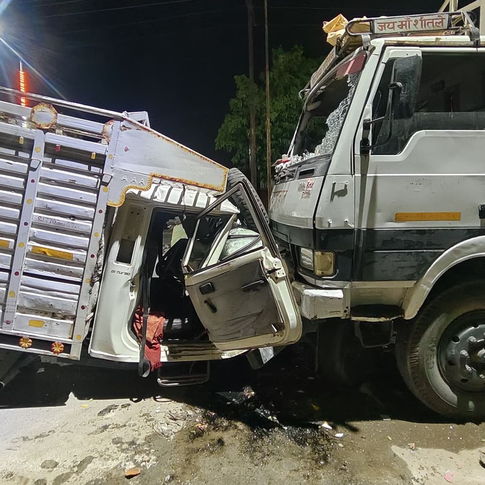 मऊ में डीसीएम-पिकअप टक्कर, 8 लोग घायल:4 की हालत गंभीर, पुलिस जांच में जुटी