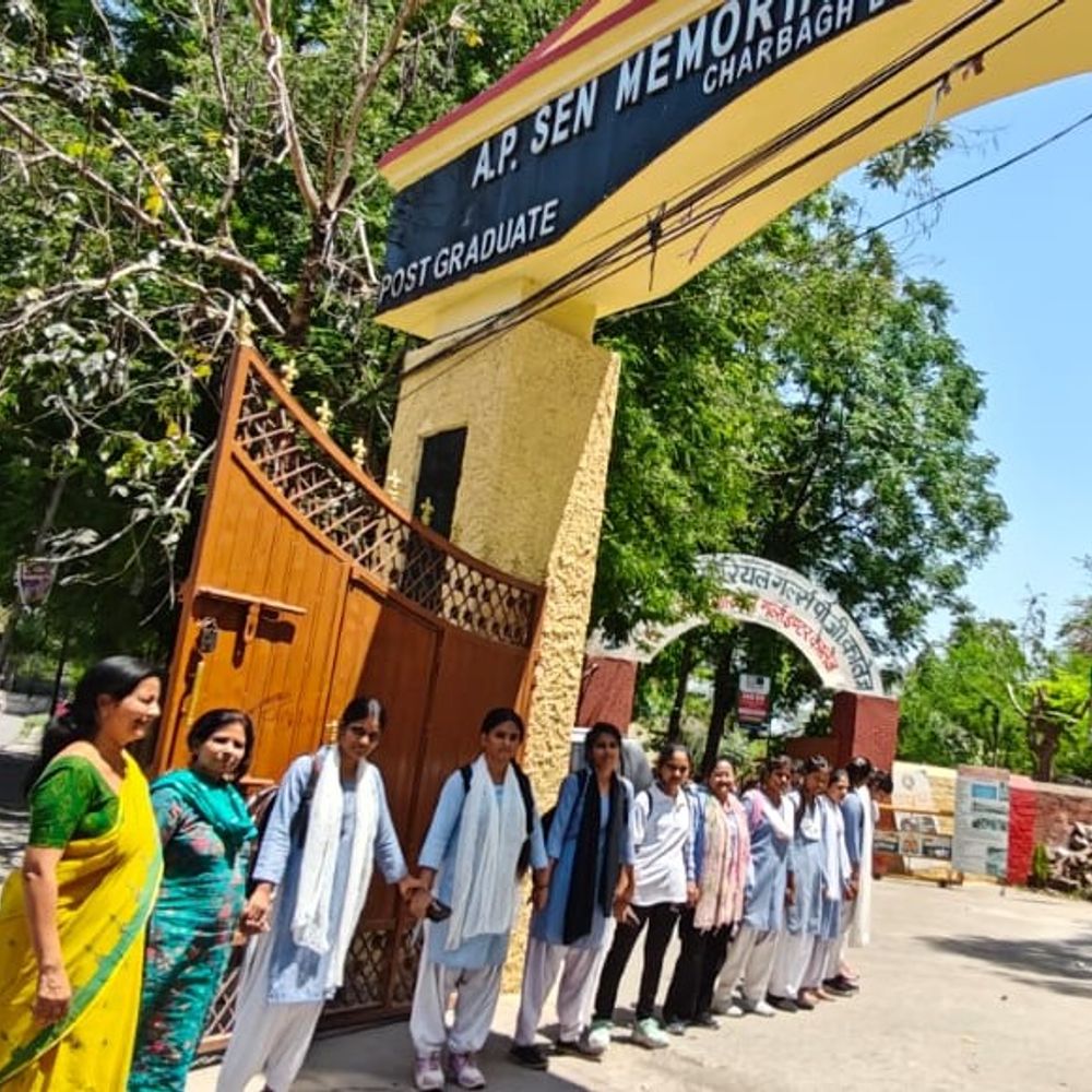 लखनऊ पीजी कॉलेज में नारी शक्ति वंदन अधिनियम का समर्थन:छात्राओं ने मानव शृंखला बनाई, जागरूकता रैली निकाली