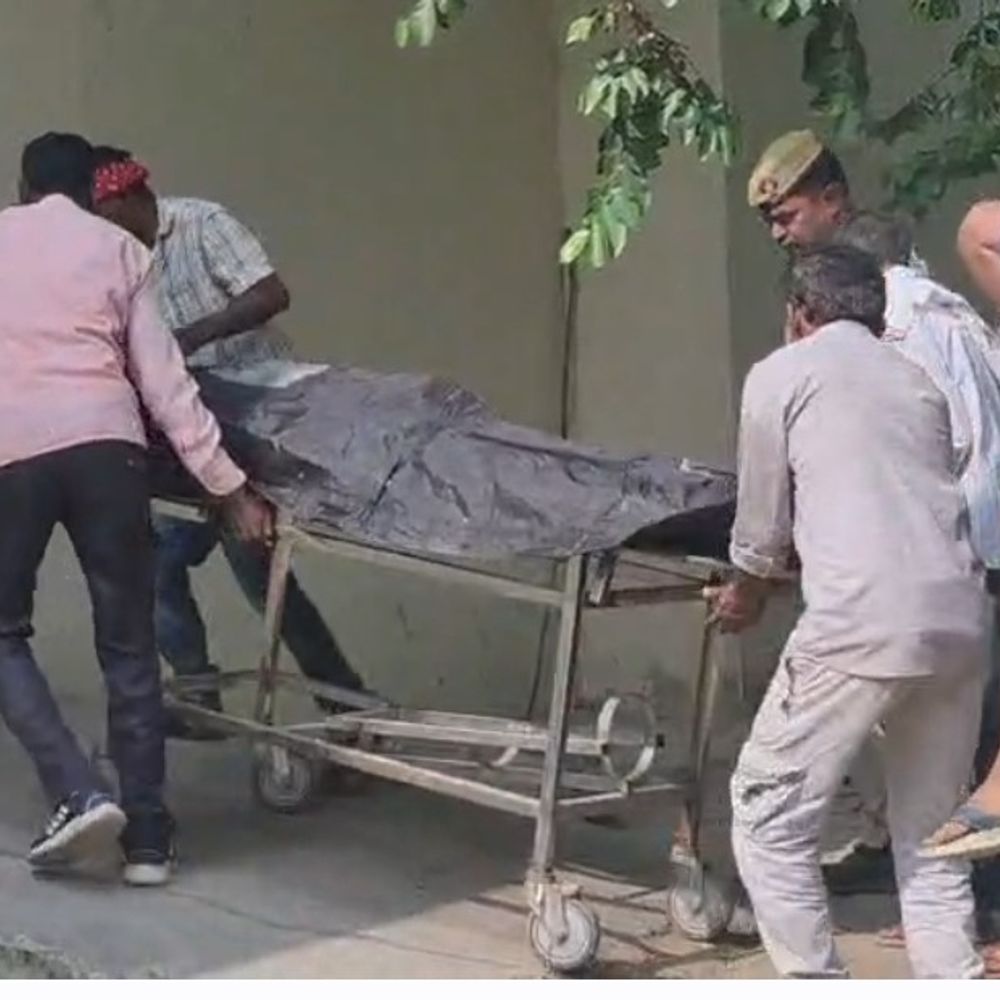 देवरिया में पिकअप की टक्कर से व्यक्ति की मौत:बस पकड़ने जा रहे थे, चालक वाहन समेत फरार