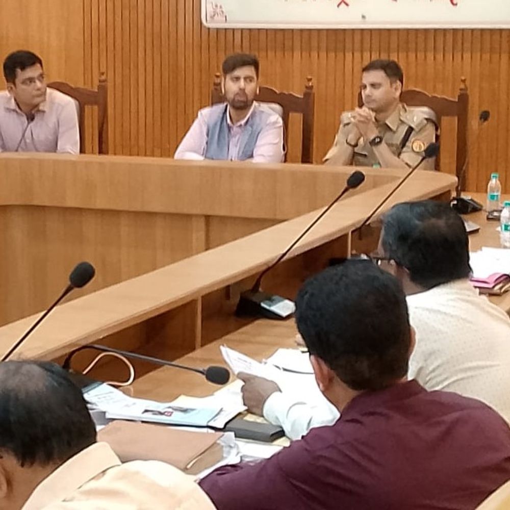 डीएम-एसपी ने बस मालिकों संग की बैठक:आधे-आधे घंटे पर चलेंगी बसें, QR कोड लगाना अनिवार्य