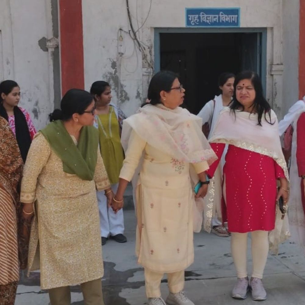 मुरादाबाद गर्ल्स कॉलेज में छात्राओं ने मानव श्रृंखला बनाई:नारी शक्ति वंदन अधिनियम का समर्थन कर दिया सशक्त संदेश