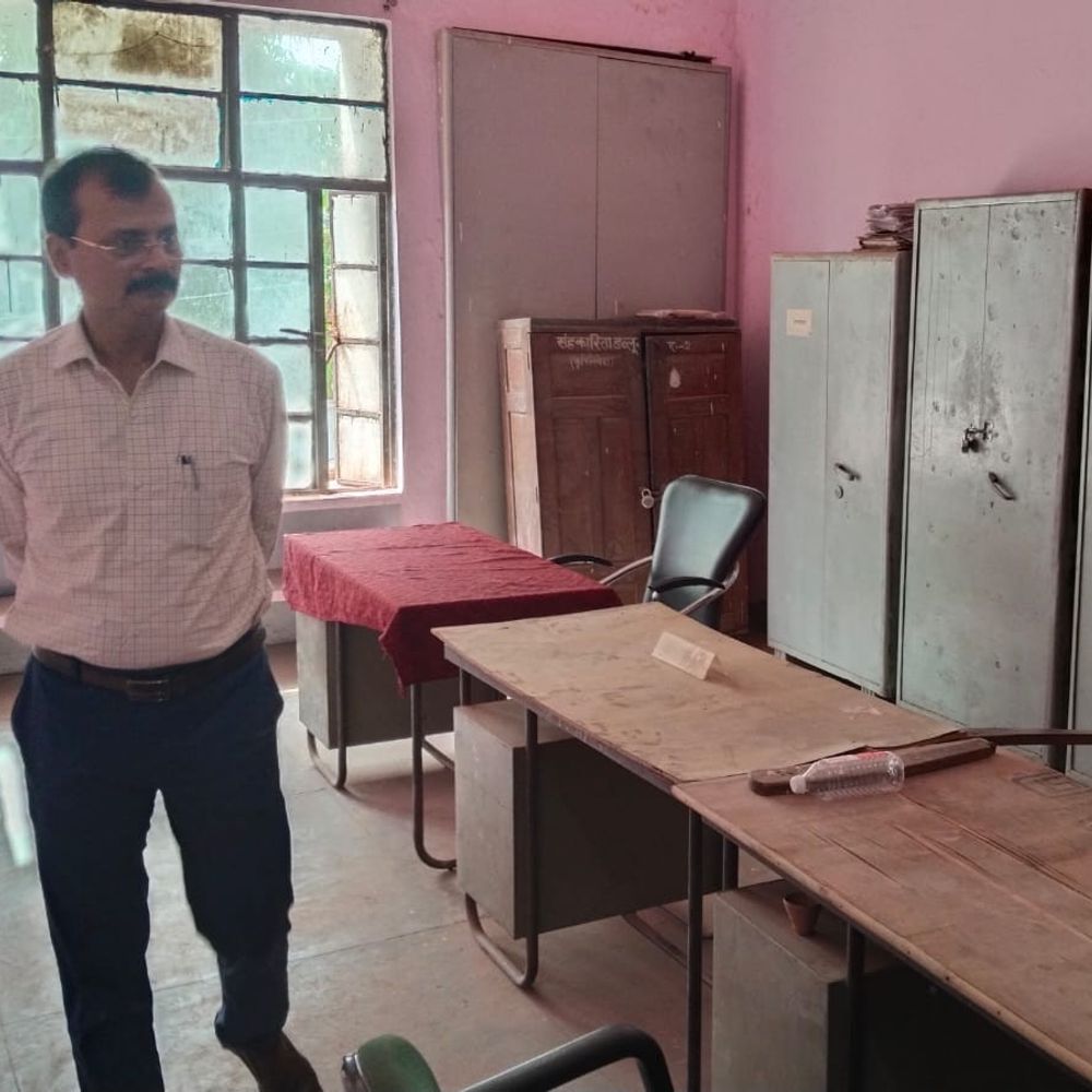 देवरिया विकास भवन में कर्मचारी गैरहाजिर:सीडीओ के निरीक्षण में कई विभागों में मिली खामियां, वेतन रोकने के निर्देश