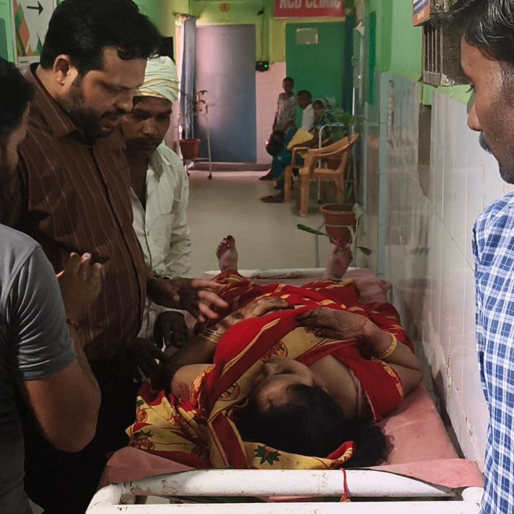 सीतापुर में पिकअप की टक्कर से महिला की मौत:लहरपुर-बिसवां मार्ग पर हादसा, मासूम बेटी समेत दो घायल, चालक फरार