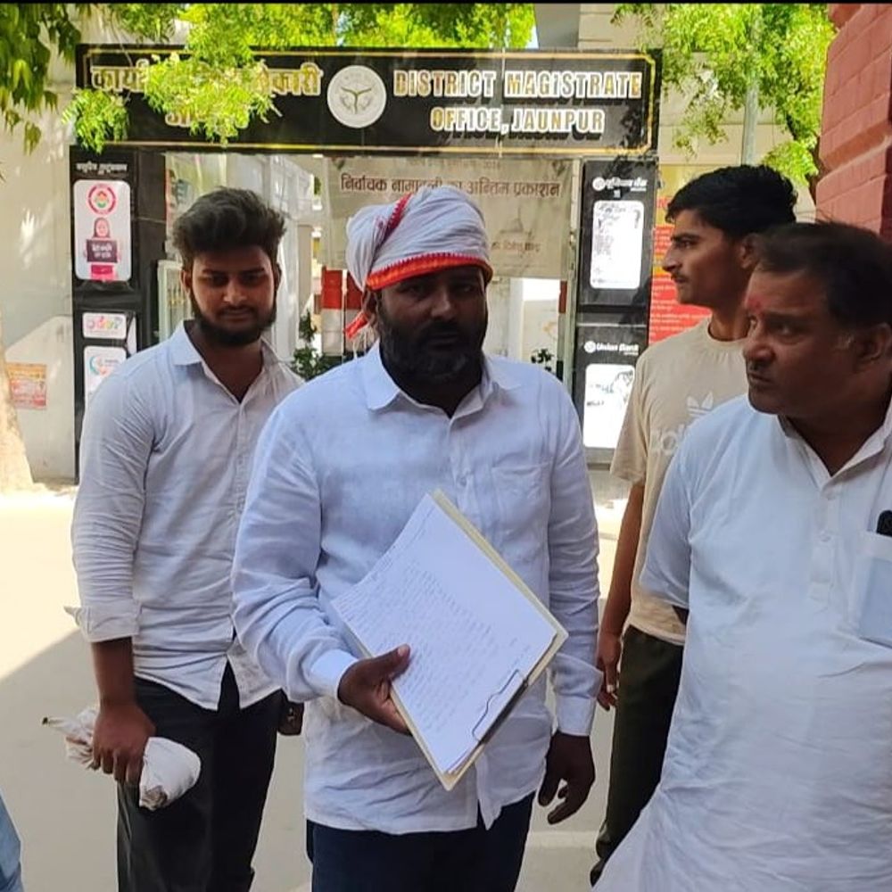 
                 जौनपुर में ग्राम सभा की जमीन पर अवैध कब्जा:अधिवक्ता पर फर्जीवाड़े, धमकाने का आरोप; ग्रामीणों ने डीएम से की शिकायत 
            