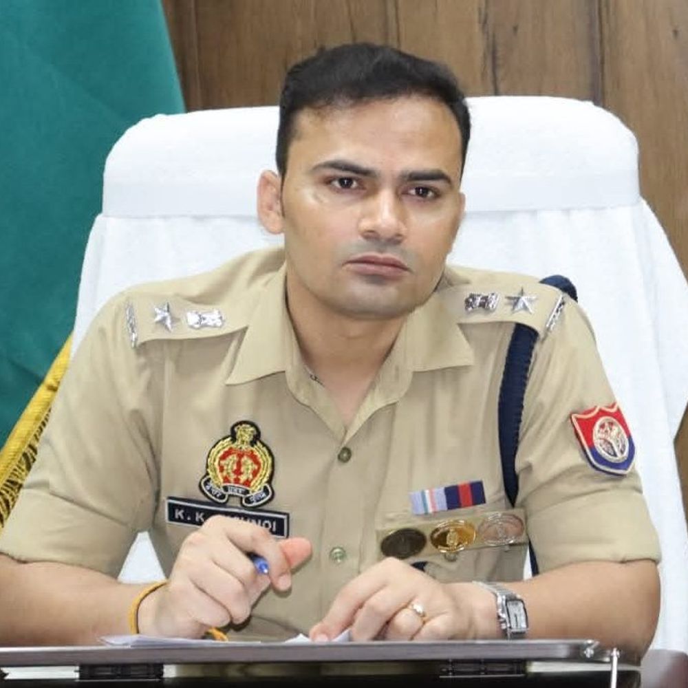 पिता-पुत्र हत्याकांड की संभल एसपी ने देखी रिपोर्ट:1 लाख के इनामी की गिरफ्तारी को 8 टीमें लगाईं, दो आरोपी जेल में